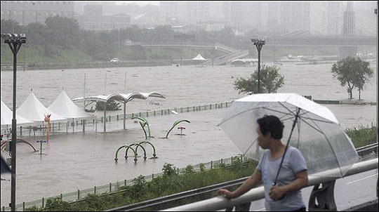 장마전선 영향으로 서울에 많은 비가 내린 지난 5일 서울 성동구 장안교 인근 중랑천이 범람해 있다. ⓒ연합뉴스