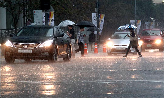 오늘 오후까지 서울, 경기 등 수도권 지역에는 최대 70㎜ 가량 비가 더 올 것으로 예상된다.ⓒ데일리안