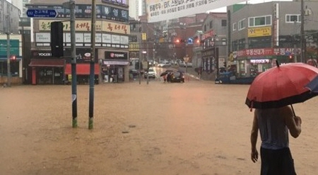 23일 오전 인천 남동구 도림동의 한 사거리 일대가 폭우로 인해 침수됐다.  ⓒ 독자 제공 = 연합뉴스