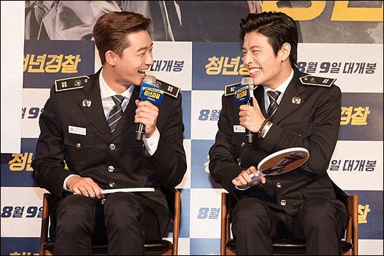 영화 '청년경찰'에서 호흡한 배우 박서준과 강하늘이 서로에 대한 친분을 드러냈다. ⓒ롯데엔터테인먼트