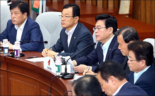 정우택 자유한국당 원내대표가 지난 25일 오전 국회에서 열린 원내대책회의에서 이야기 하고 있다. ⓒ데일리안 박항구 기자