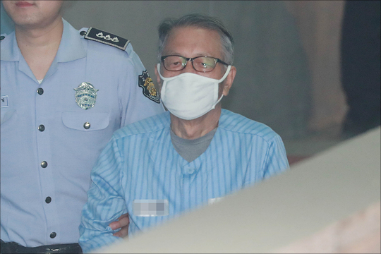 서울중앙지법 형사합의30부(황병헌 부장판사)는 27일 직권남용 권리행사 방해 등의 혐의로 구속기소된 김기춘 전 실장에게 징역 3년을 선고했다. ⓒ데일리안 홍금표 기자