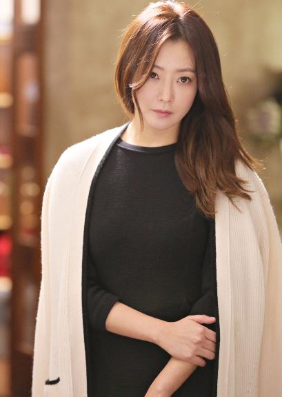 JTBC 금토드라마 ‘품위있는 그녀’에서 우아진으로 활약하고 있는 김희선이 드라마와 캐릭터에 대한 솔직한 답변을 전했다.ⓒ JTBC