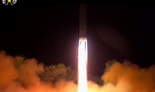 북한이 28일 밤 실시한 대륙간 탄도미사일급 '화성-14'형 미사일 2차 시험발사 모습. 다음 날인 29일 낮 조선중앙TV는 김정은 노동당 위원장이 직접 지켜보는 가운데 미사일을 발사하는 영상을 공개했다.ⓒ연합뉴스