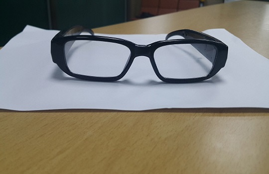 범행에 이용된 최신식 ‘몰카 안경’의 모습. 외관상으로는 안경테에 부착된 카메라 렌즈가 보이지 않는다.ⓒ서울 혜화경찰서