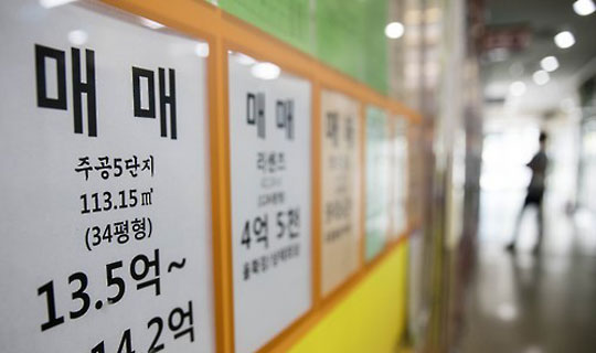 서울 송파구의 한 아파트단지 부동산 중개업소에 잠실 주공5단지 매매 정보가 붙어 있다.ⓒ연합뉴스 