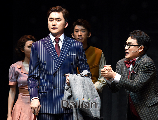 배우 김석훈이 뮤지컬 '브로드웨이 42번가' 프레스콜에서 하이라이트 장면을 시연하고 있다. ⓒ 데일리안