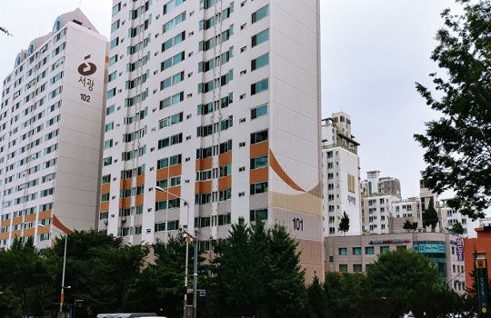 정부가 지난 2일 서울 강남 재건축시장을 겨냥한 고강도 부동산대책을 발표한 가운데 강남 내에서도 지역에 따라 상반된 모습을 보이고 있다. 11일 찾은 삼성동 일대의 한 아파트 단지.ⓒ원나래기자