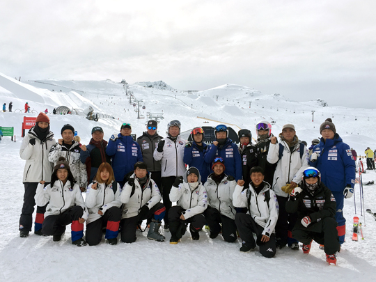 신동빈 롯데회장이 뉴질랜드 전지훈련장을 방문해 스키 국가대표 선수들을 격려하고 사진 촬영을 하고 있다.ⓒ롯데
