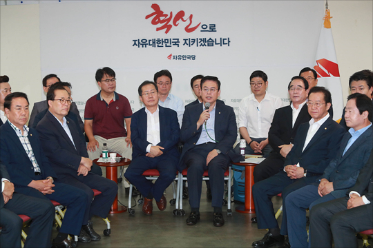 19일 오전 서울 여의도 자유한국당 당사에서 자유한국당 최고위원-재선의원 연석회의가 열리고 있다. ⓒ데일리안 홍금표 기자