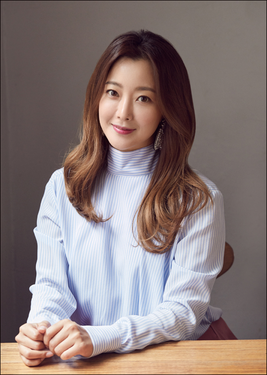 JTBC '품위 있는 그녀'를 마친 김희선은 "이 드라마를 통해 전성기를 맞았다는 소리를 들어 기쁘다"고 말했다.ⓒ힌지엔터테인먼트