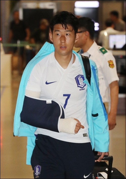 지난 6월 오른발 부상을 입었던 손흥민은 아직도 깁스를 풀지 못한 상태다. ⓒ 연합뉴스