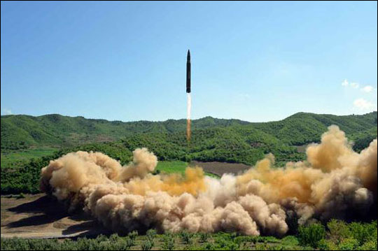 북한이 7월 4일 대륙간탄도미사일(ICBM) 화성-14형 시험발사에 성공했다고 밝혔다. 사진은 북한이 공개한 '화성-14'형 미사일 시험발사 장면. 노동신문 캡처. 
