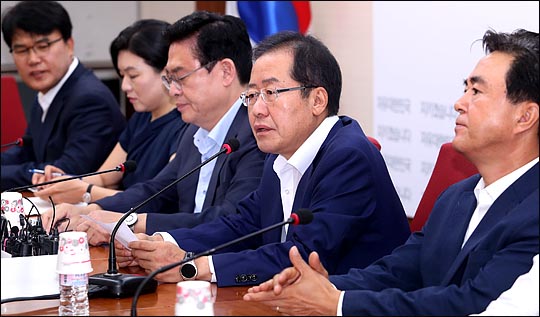 홍준표 자유한국당 대표가 23일 오전 서울 여의도 당사에서 열린 최고중진연석회의에서 이야기 하고 있다. ⓒ데일리안 박항구 기자