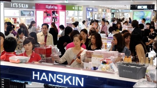 롯데면세점에서 쇼핑을 하는 중국 관광객들의 모습.ⓒ롯데면세점