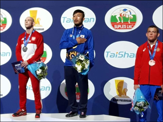 세계선수권서 금메달을 획득한 류한수. ⓒ 대한레슬링협회