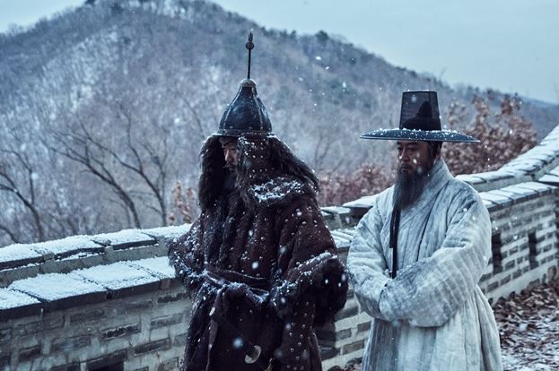 영화 '남한산성'은 1636년 인조 14년 병자호란, 나아갈 곳도 물러설 곳도 없는 고립무원의 남한산성 속 조선의 운명이 걸린 가장 치열한 47일간의 이야기를 그린 영화다.ⓒ 영화 스틸