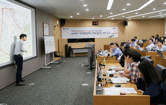 박진규 KAIST 교수가 서울 여의도 LG CNS 사옥에서 직원 대상 ‘KAIST AI 아카데미’를 진행하고 있다.ⓒLG CNS
