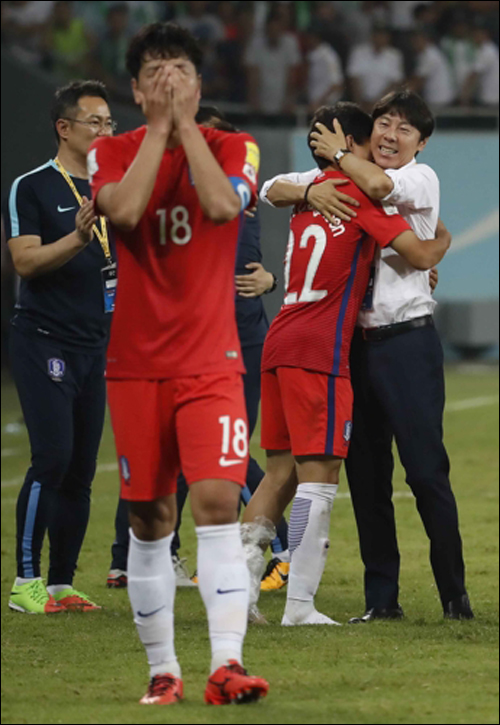 김영권이 한국의 월드컵 본선행이 결정되자 감격해 하고 있다. ⓒ 연합뉴스