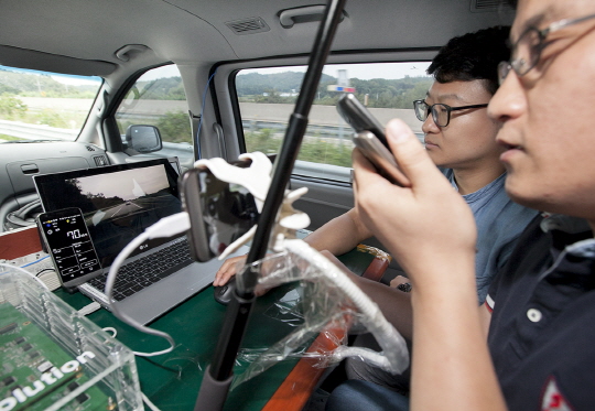 SK텔레콤과 LG전자 연구진이 LTE차량통신 기술이 탑재된 승합차 안에서 선행 차량에서 전송하는 주행 영상을 확인하고 있다. ⓒ SKT