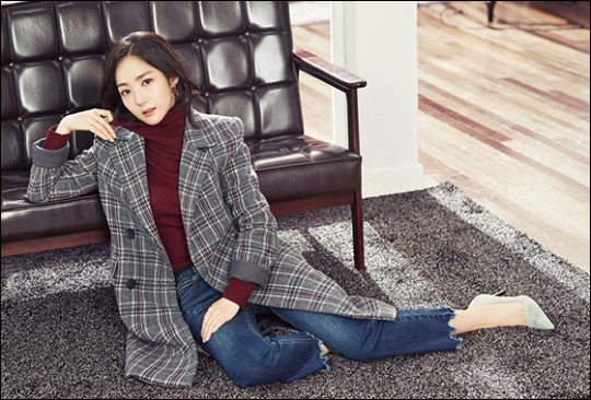 배우 박민영이 우아한 패턴을 활용한 가을 스타일링을 선보였다.ⓒ꼼빠니아