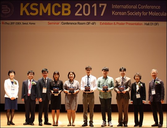 제3회 아모레퍼시픽 차세대 연구자상 수상자들. (왼쪽 네번째부터 다섯 명) ⓒ아모레퍼시픽