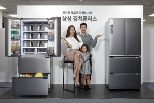 삼성전자 모델들이 13일 서울 중구 태평로 빌딩에서 개최된 프리미엄 냉장고 ‘김치플러스’ 출시 행사에서 신제품을 선보이고 있다.ⓒ삼성전자