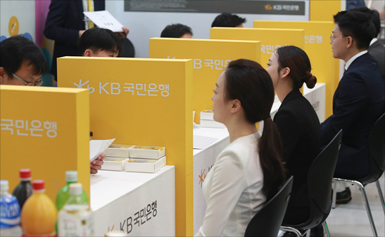 13일 오전 서울 동대문디자인프라자(DDP)에서 열린 '금융권 공동 채용박람회'에서 취업준비생들이 현장면접을 보고 있다.ⓒ데일리안 홍금표 기자