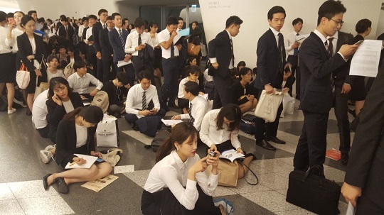 13일 오전 서울 동대문디자인프라자(DDP)에서 열린 '금융권 공동 채용박람회'에 참석한 취업준비생들이 면접을 보기 위해 복도에서 순서를 기다리고 있다.ⓒ데일리안 배상철 기자