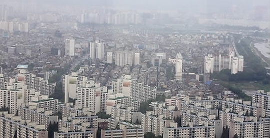 본격적인 가을 이사철을 앞두고 전반적인 서울 전세시장은 조용하기만 하다. 그러나 일부 이주수요가 몰린 곳은 전셋값이 치솟고 있다. 사진은 서울 아파트 전경.(자료사진) ⓒ연합뉴스