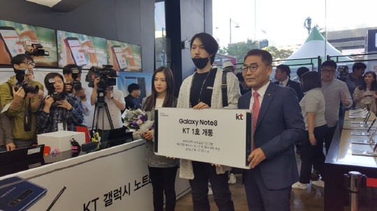 KT 1호 가입자 임 별(가운데)씨가 15일 서울 광화문 KT스퀘어 앞에서 기념사진을 찍고 있다. ⓒ 데일리안 이호연 기자 