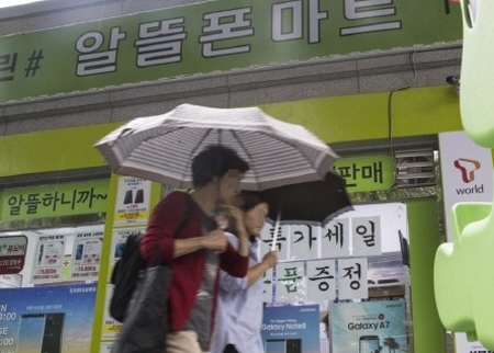 서울의 한 알뜰폰 매장 앞으로 시민들이 지나가고 있다. ⓒ 연합뉴스  
