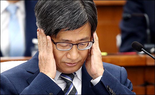김명수 대법원장 후보자가 12일 국회에서 열린 인사청문회에서 얼굴을 만지고 있다. ⓒ데일리안 박항구 기자 