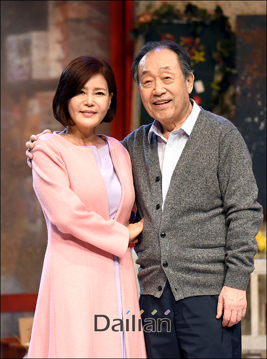 연극 '장수상회' 프레스콜에서 배우 김지숙(왼쪽)과 신구가 포토타임을 갖고 있다. ⓒ 데일리안 