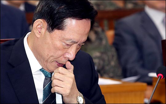 송영무 국방부 장관이 18일 열린 국회 국방위원회 전체회의에서 얼굴을 만지고 있다. ⓒ데일리안 박항구 기자