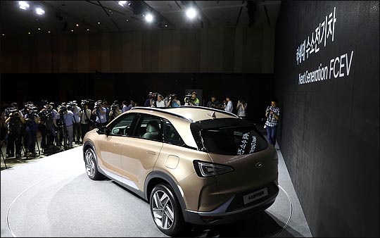 현대자동차가 8월 17일 서울 여의도 63컨벤션센터에서 개최된 미디어 설명회에서 친환경차 '차세대 수소전기차'를 세계 최초로 공개하고 있다.ⓒ데일리안 박항구 기자