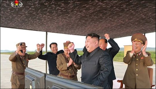 조선중앙TV가 16일 오후 전날의 중장거리탄도미사일(IRBM) '화성-12형'의 발사장면 영상을 공개했다
사진은 발사성공에 환호하는 김정은과 북한군 지도부의 모습.ⓒ연합뉴스
