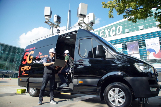 SK텔레콤 관계자들이 23일 부산 벡스코에서 5G 이동형 인프라를 통해 8K 360도 가상현실(VR) 초당 10MB 속도로 실시간 전송하는 시연을 펼치고 있다.ⓒSK텔레콤