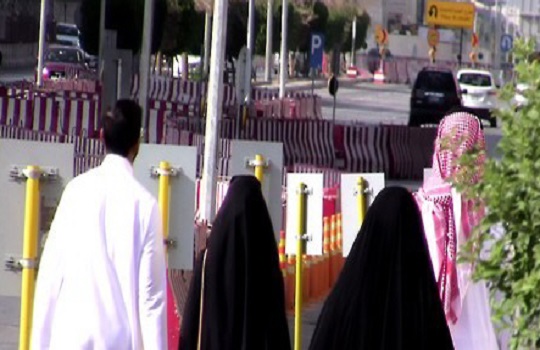 남성보호자와 함께 외출하는 사우디아라비아 여성 모습.(자료사진)ⓒ연합뉴스