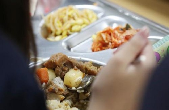학교 급식 먹는 학생.(자료사진)ⓒ연합뉴스