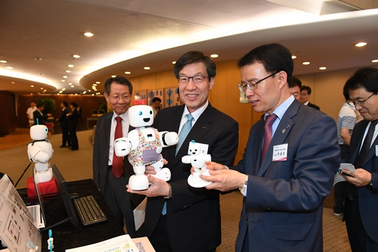 권오준 포스코 회장(왼쪽 두 번째)이 지난 6월 21일 서울 대치동 포스코센터에서 열린 제13회 아이디어 마켓플레이스에서 (주)서큘러스가 개발한 지능형 로봇 제품을 체험하고 있다. ⓒ포스코 