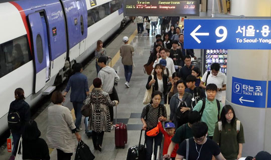 추석 연휴를 앞둔 29일 부산역 플랫폼에 도착한 열차에서 귀향객들이 나오고 있다.ⓒ연합뉴스