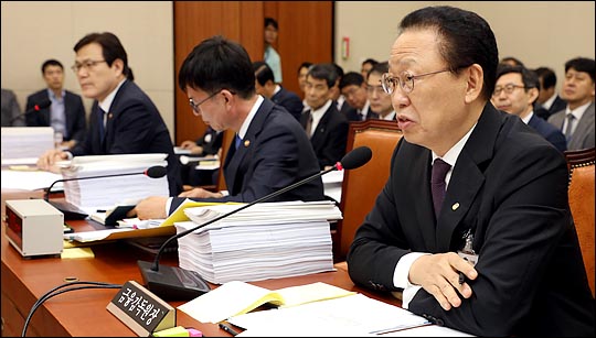 최흥식 금융감독원장이 지난달 18일 열린 국회 정무위원회 전체회의에서 의원들의 질의에 답변하고 있다.(자료사진) ⓒ데일리안 박항구 기자
