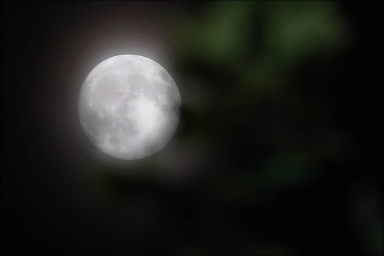추석인 4일 밤 서울 하늘에 보름달이 관측되고 있다. ⓒ데일리안 홍금표 기자