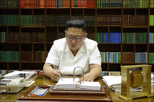 김정은 북한 노동당 위원장이 화성-14형 미사일 2차 시험발사를 앞두고 발사를 지시하는 서명을 하고 있는 모습.ⓒ노동신문 캡처. 