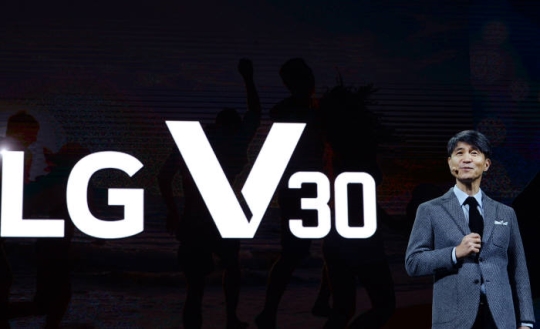 조준호 LG전자 MC 사업본부장이 스마트폰 'V30'을 소개하고 있다. ⓒ LG전자 