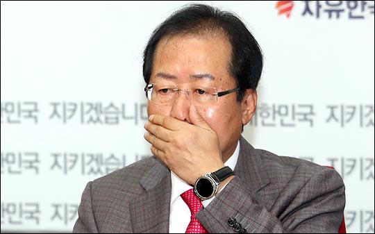 9일 서울 여의도 자유한국당 당사에서 열린 최고위원회의에서 홍준표 대표가 얼굴을 만지고 있다. ⓒ데일리안 박항구 기자