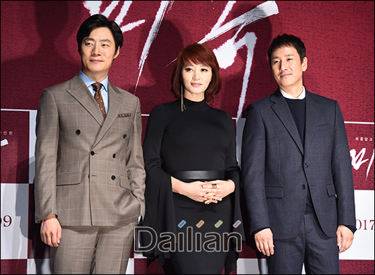 배우 이희준, 김혜수, 이선균이 영화 '미옥' 제작발표회에서 포토타임을 갖고 있다. ⓒ 데일리안
