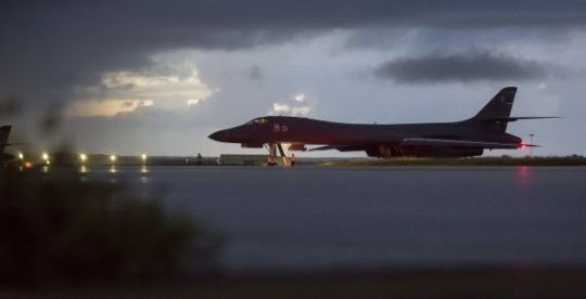 미 공군 B-1B 폭격기가 23일 괌 앤더슨 공군기지에서 출격 대기하는 모습. ⓒ미 태평양사령부