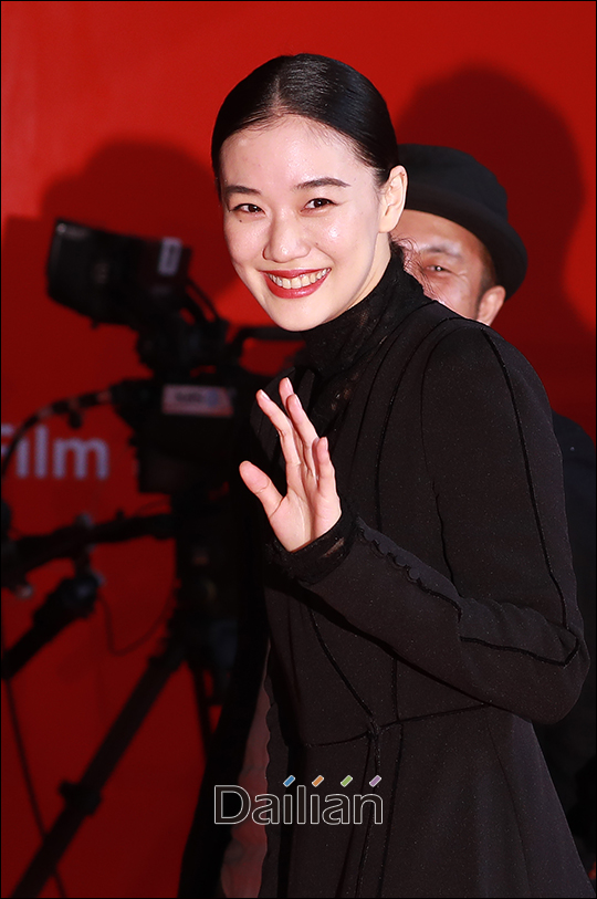 배우 아오이 유우가 제22회 부산국제영화제 레드카펫 행사에서 환한 미소를 짓고 있다. ⓒ 데일리안 홍금표 기자